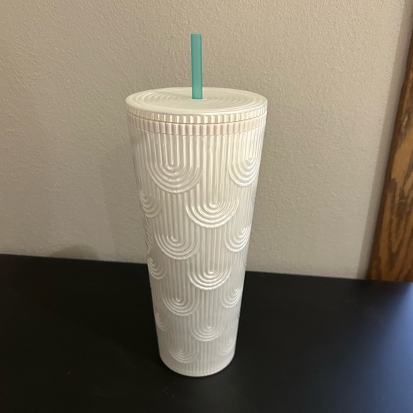 Starbucks Pearl White Mermaid Shell Spring 2023 Venti Tumbler - Picture 2 of 6